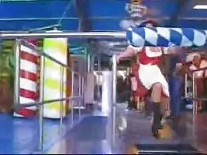 Na środku gabinetu.  ...