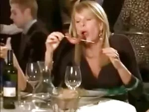 Młody człowiek w tro ...