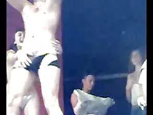 Spójrz za filmy erot ...