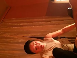 Nastolatek pociera c ...